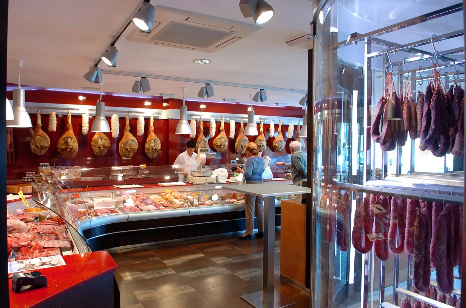 L'intérieur de la boucherie Maison Paré à Llupia, jambons et charcuteries
