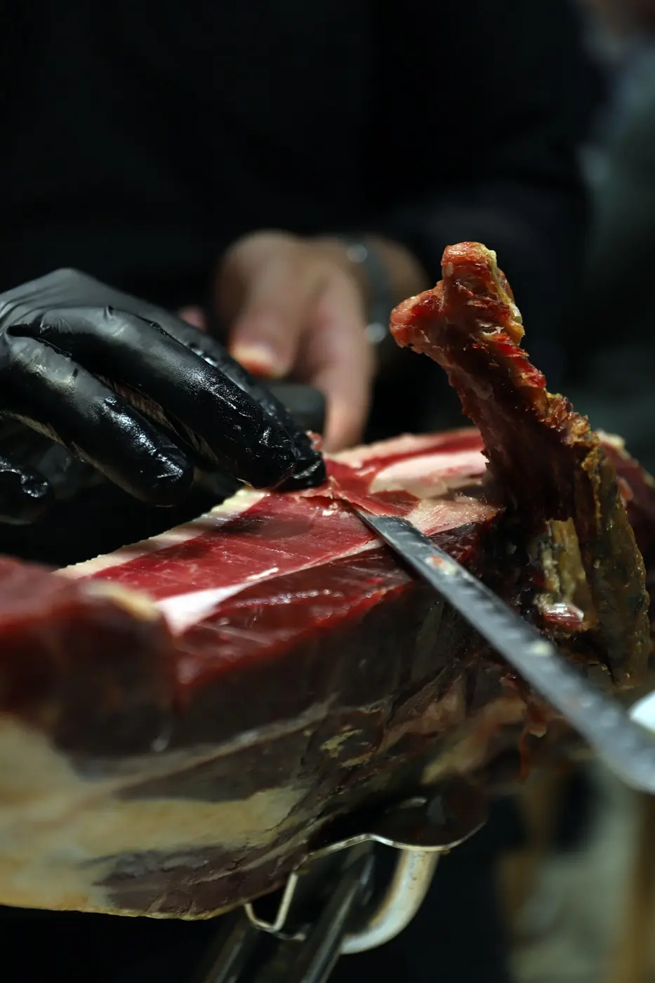Découpe à la main par un boucher de la Maison Paré à Llupia