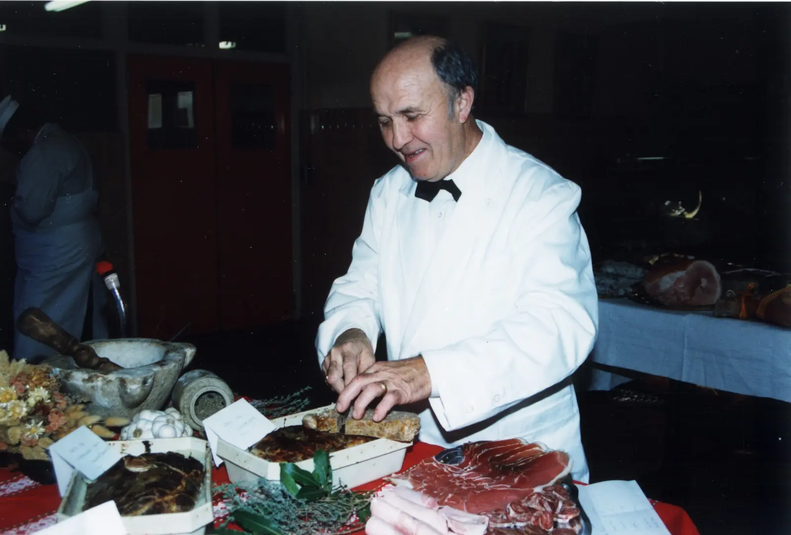 Découpe au comptoir par un boucher de la Maison Paré, photo d'archive