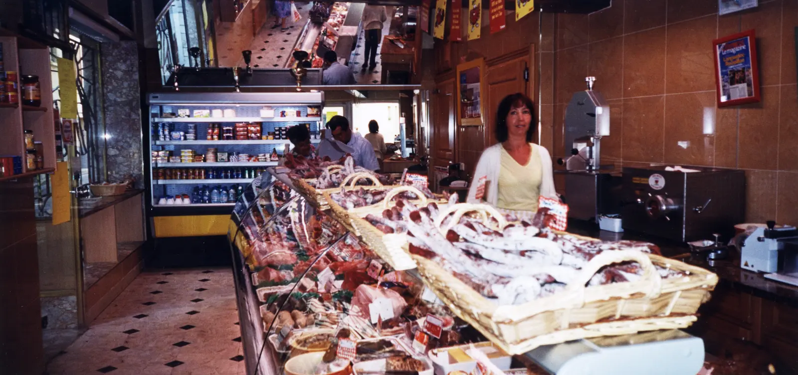L'intérieur de la boutique Paré et son long comptoir, photo d'archive
