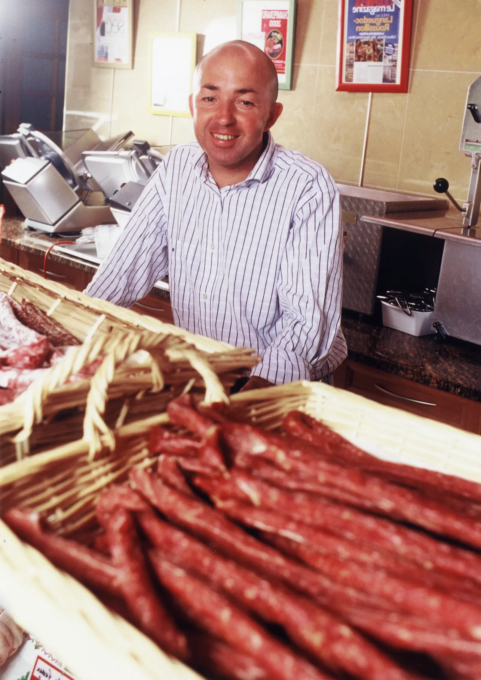 Charcuterie catalane tranchée au panier, photo d'archive