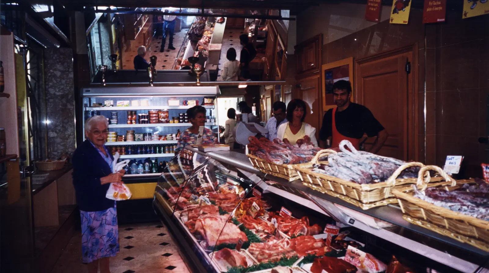 Des clients au comptoir de la boucherie Paré, photo d'archive