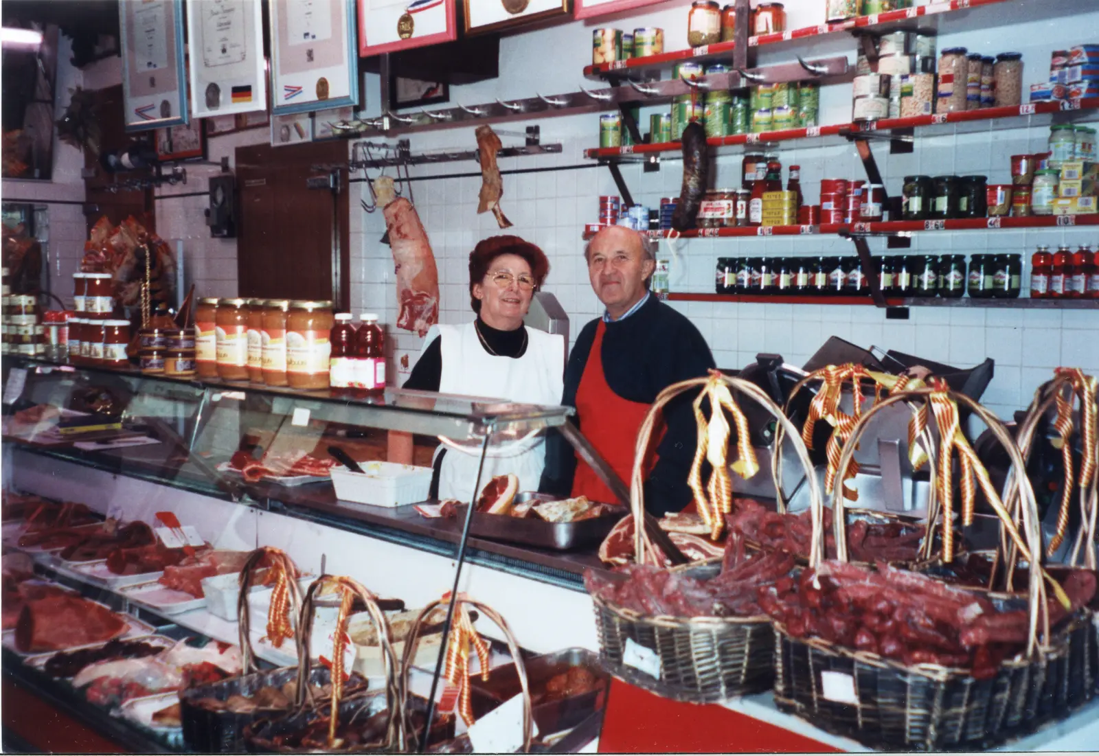 Le comptoir de la charcuterie Paré chargé de produits, photo d'archive