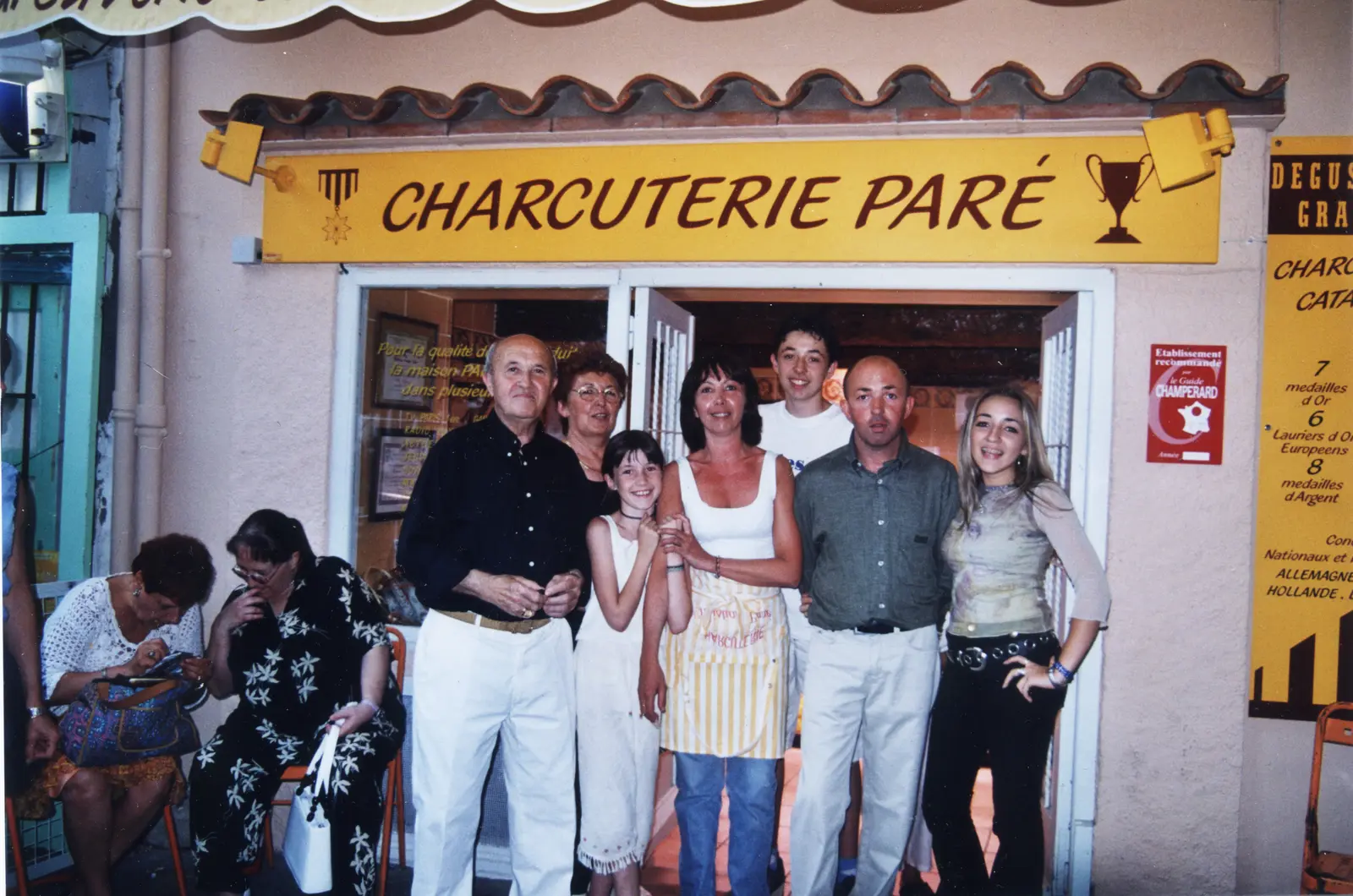 La famille Paré devant la charcuterie de Fourques, photo d'archive