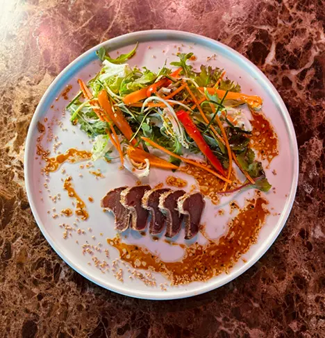Thon mi-cuit et salade à la carte du restaurant Maison Paré